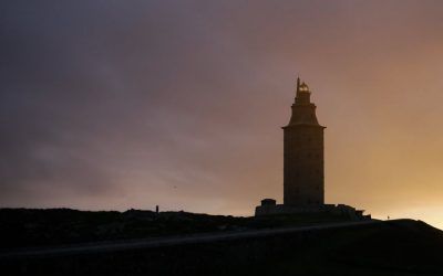 Un rayo cae sobre la Torre de Hércules y apaga  su faro